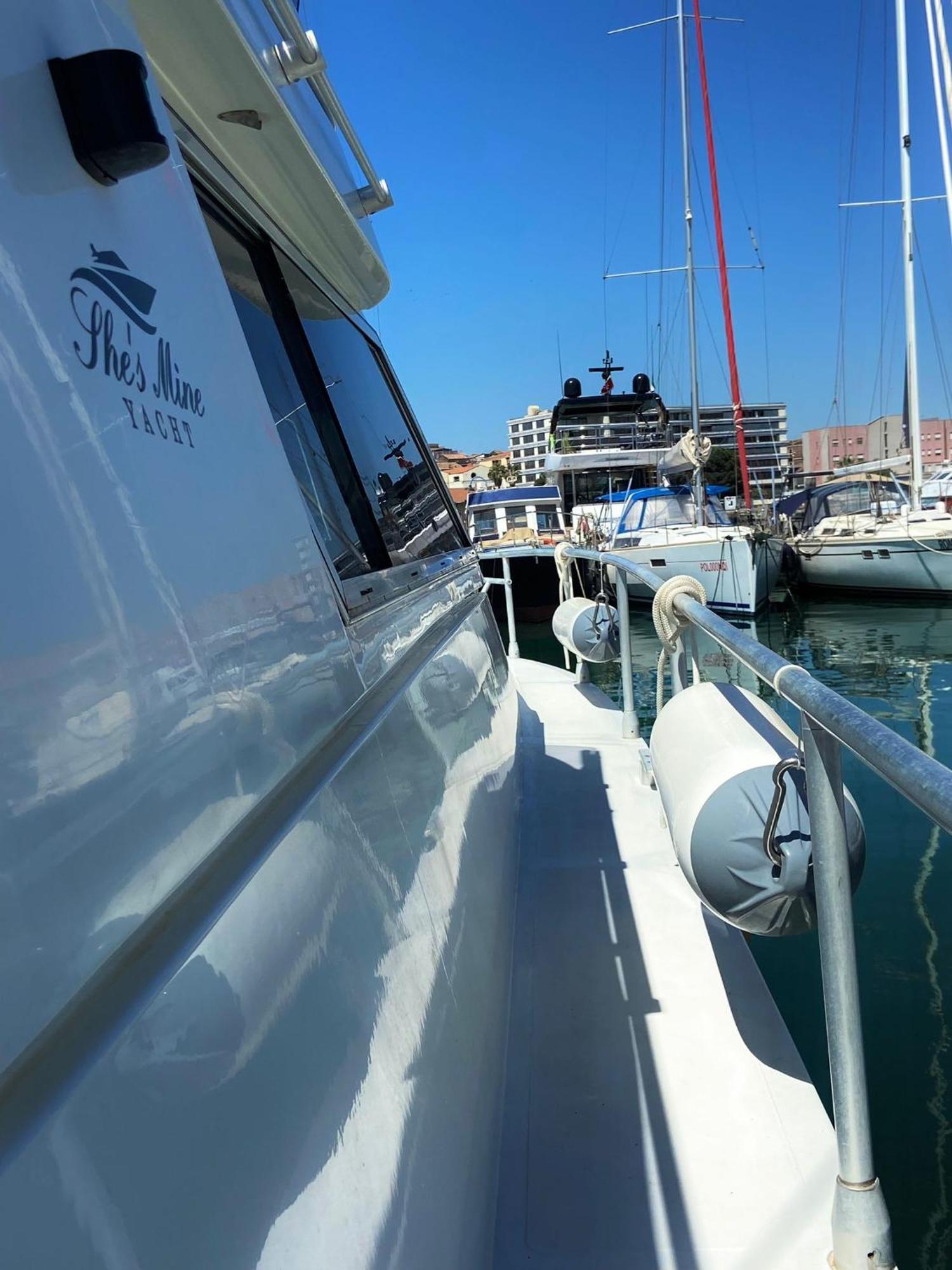 Отель She'S Mine Yacht Катания Экстерьер фото